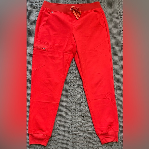 Figs Pop Red Rafaela Zamora Scrub set - Picture 8 of 12